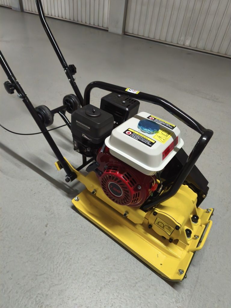 Placa compactadora Vibratória 65kg com tapete