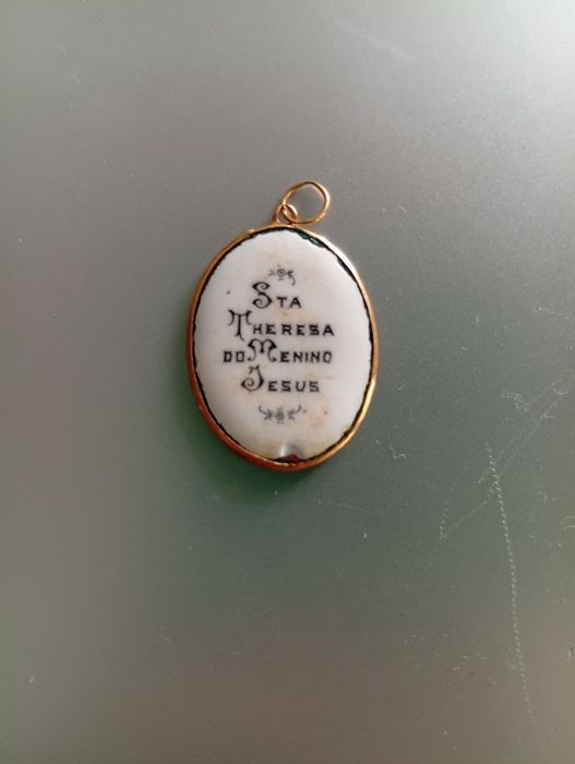 Pendente em ouro de Santa Teresinha vintage.
