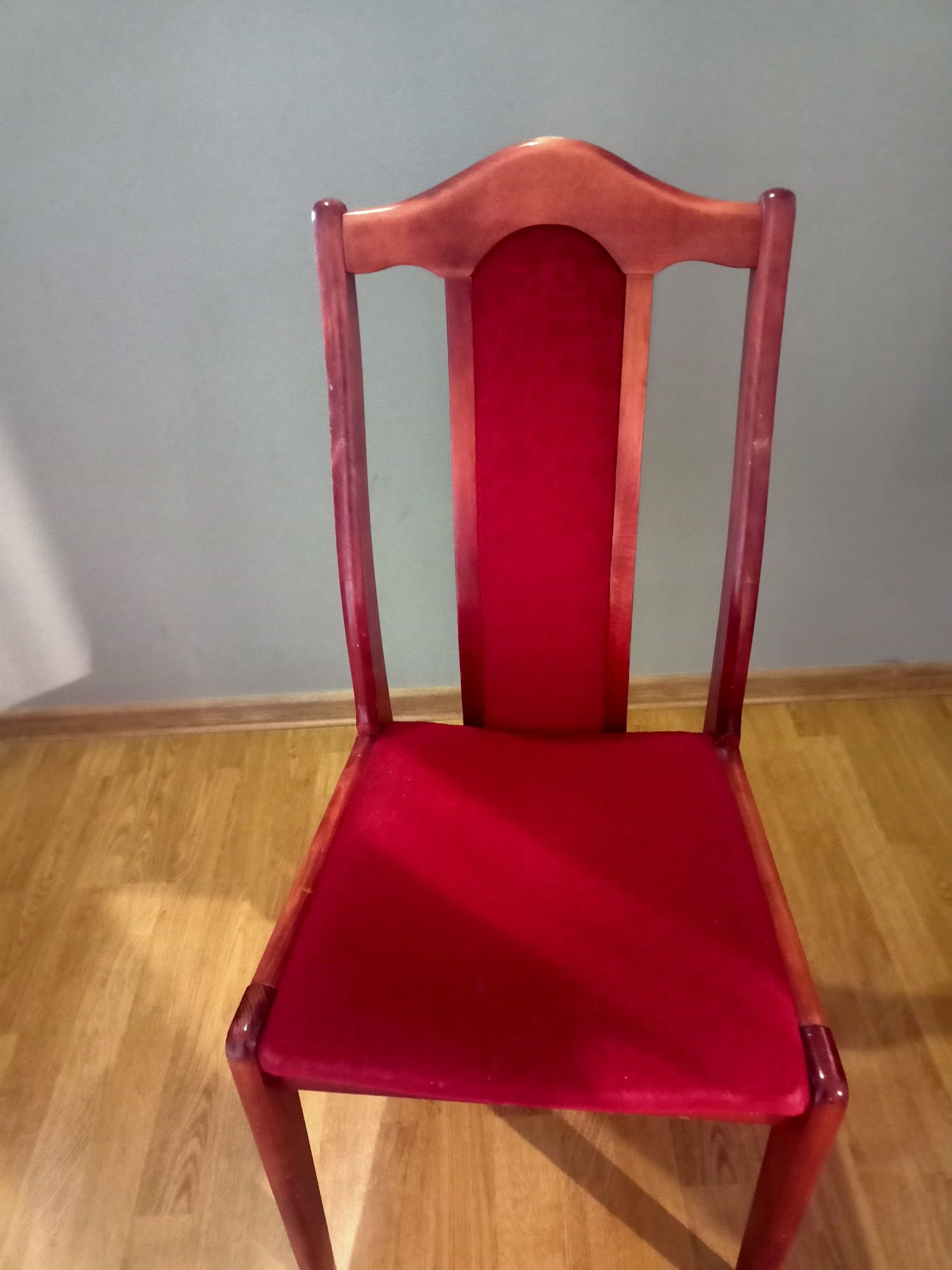 6 krzeseł wysokość 96cm szerokość 45cm w stanie dobrym