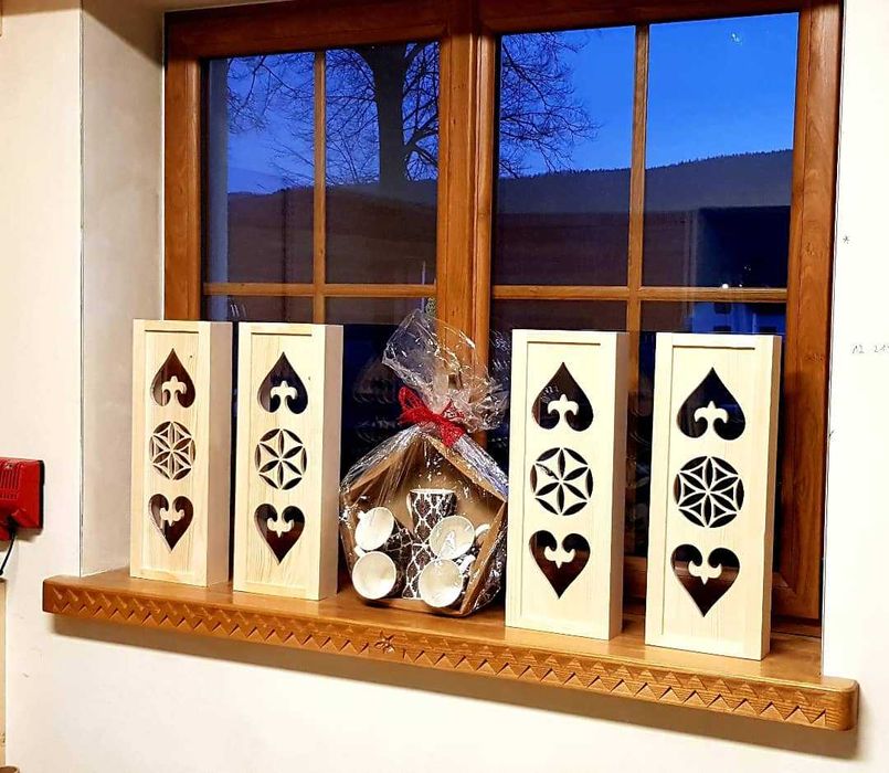 Kinkiet z drewna naturalnego, w stylu regionalnym