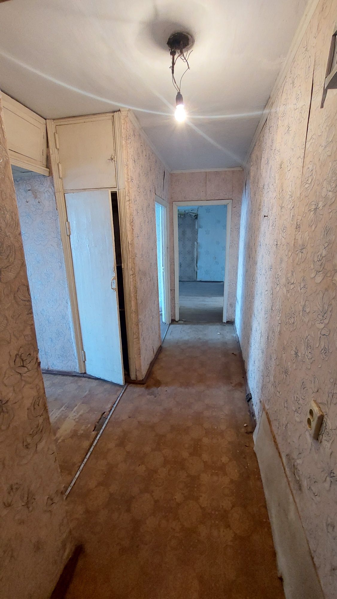 Продам 3-кімнатну квартиру. Комерція. Вул.Стависька,26.