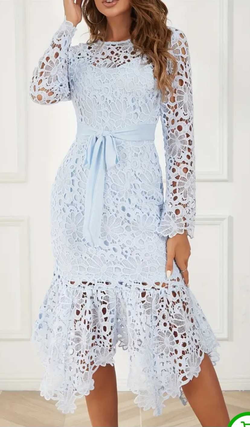 Elegancka sukienka z koronki w błękitnym kolorze