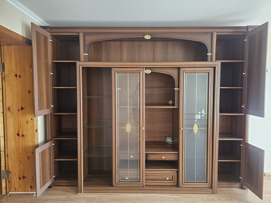 Продам стінку , в гарному стані, без жодних дефектів.  Красивий колір