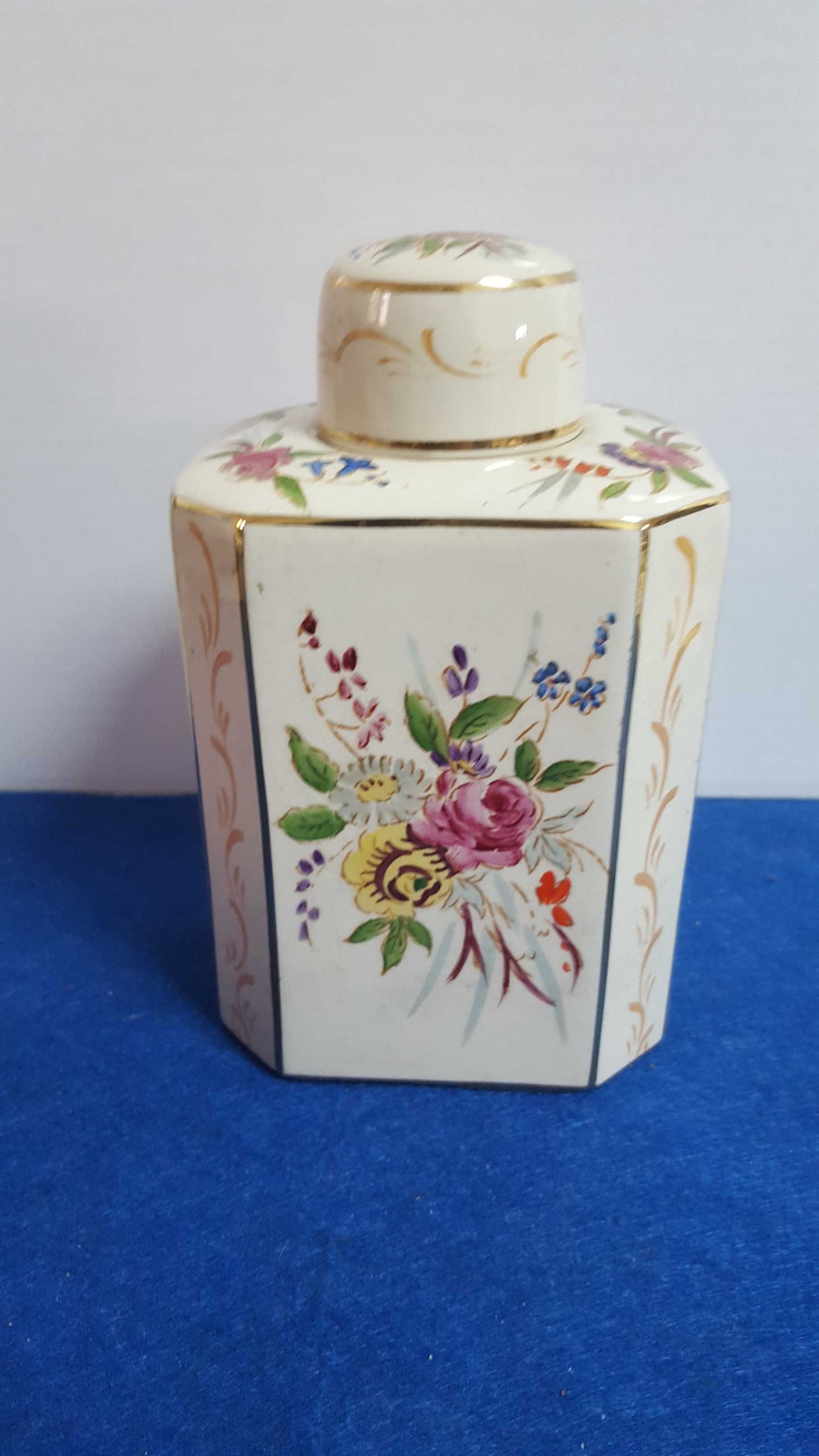 Rara e antiga caixa de chá pintada á mão em cerâmica Sacavém. Marcada