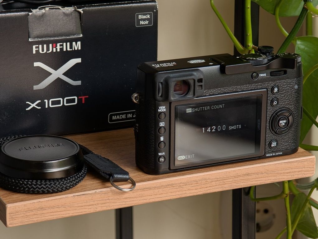 Câmara Fujifilm X100T na caixa original, com acessórios