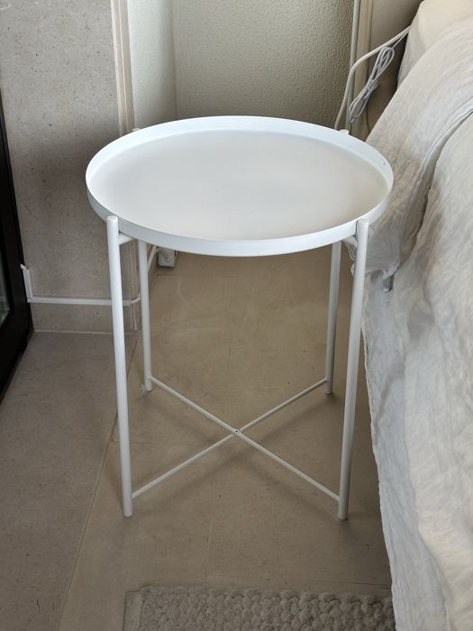 Mesa de cabeçeira IKEA simples em metal.