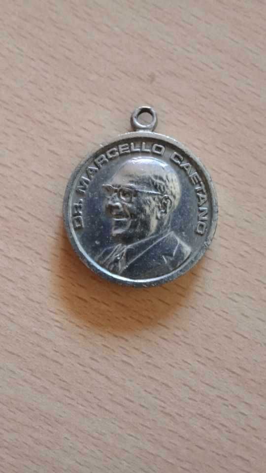 Porta chaves pendente com Salazar e Marcelo Caetano