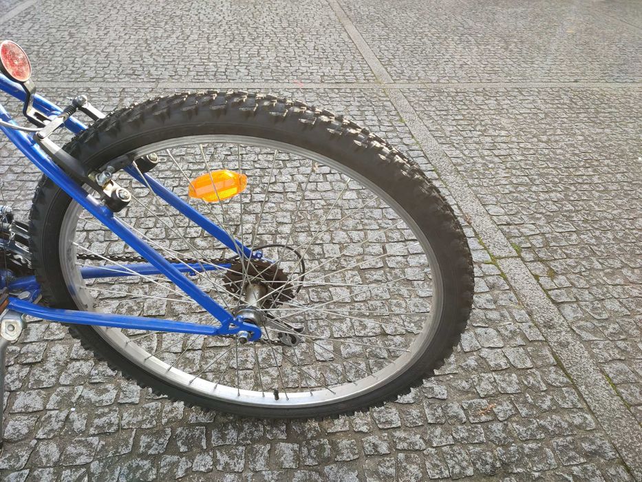 Bicicleta de montanha azul com mudanças e travões Shimano