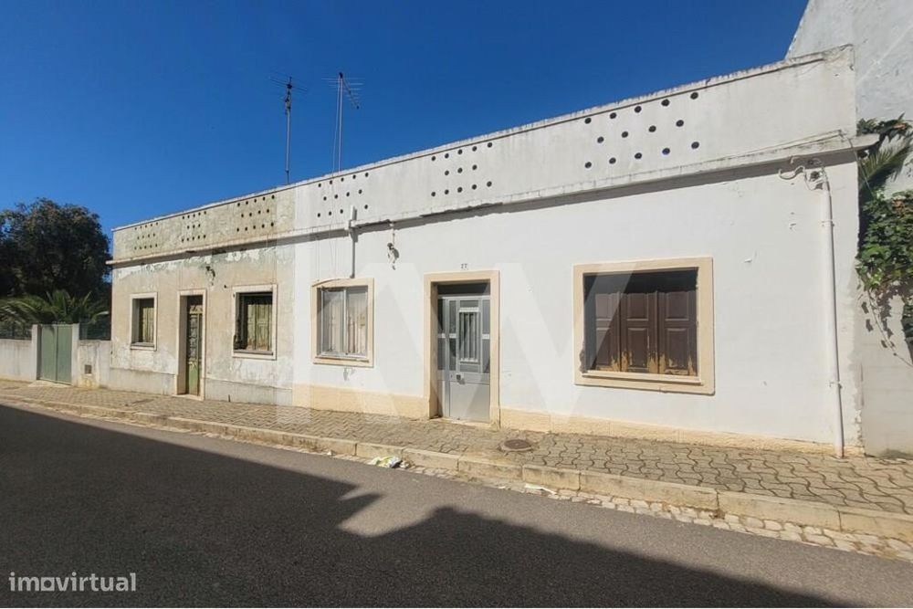 Duas Moradias T2 Geminadas Para Recuperar + Lote De Terreno Urbano Com