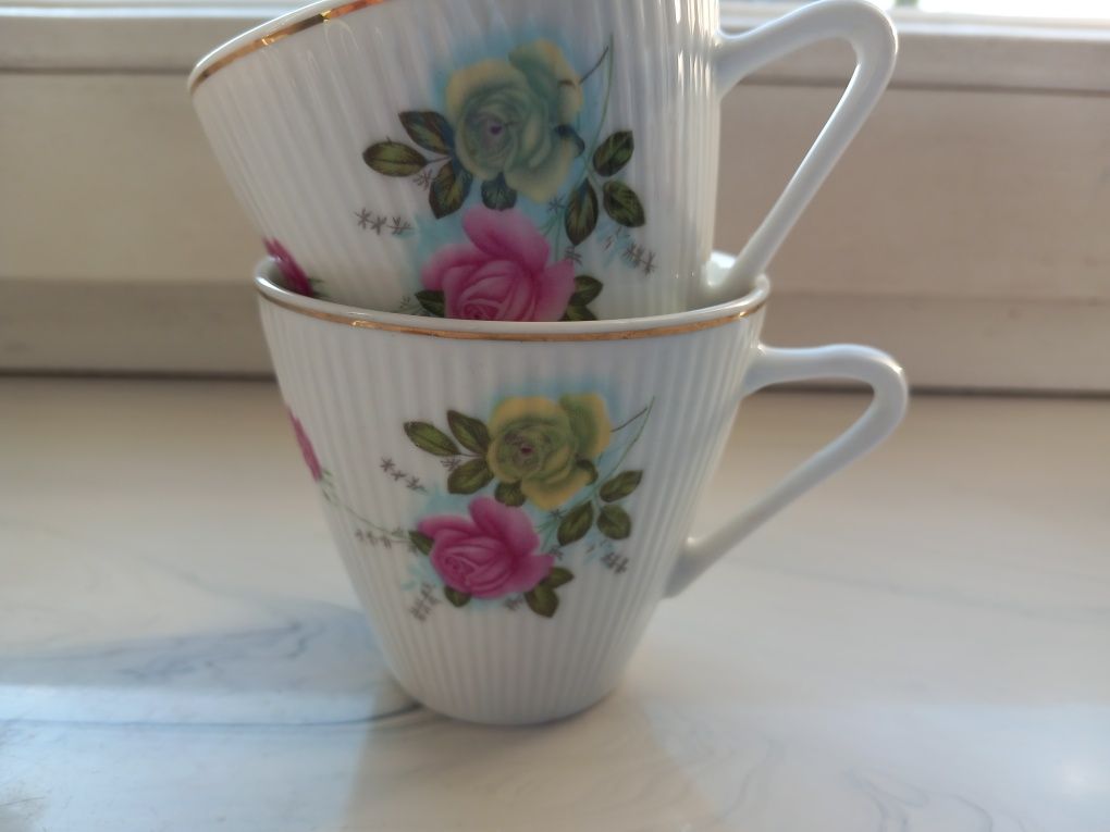 Porcelanowe filiżanki z różanym motywem.