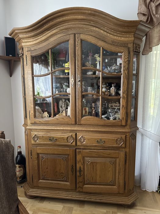 Kredens dębowy z wieńcem.