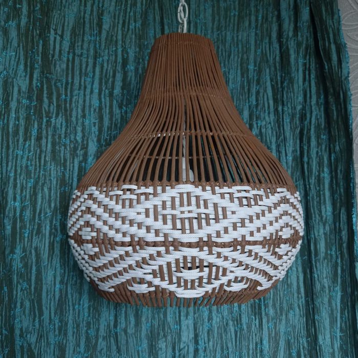 Світильники із лози ручної роботи.