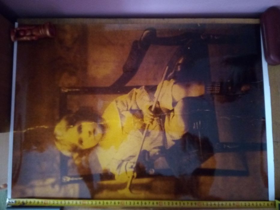 Plakat z przedwojennego zdjęcia  siedzącego chłopca