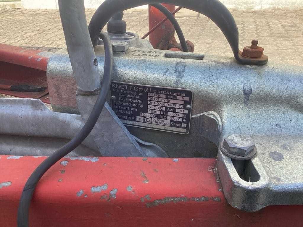 Reboque robusto para transportar veículos, com docs.