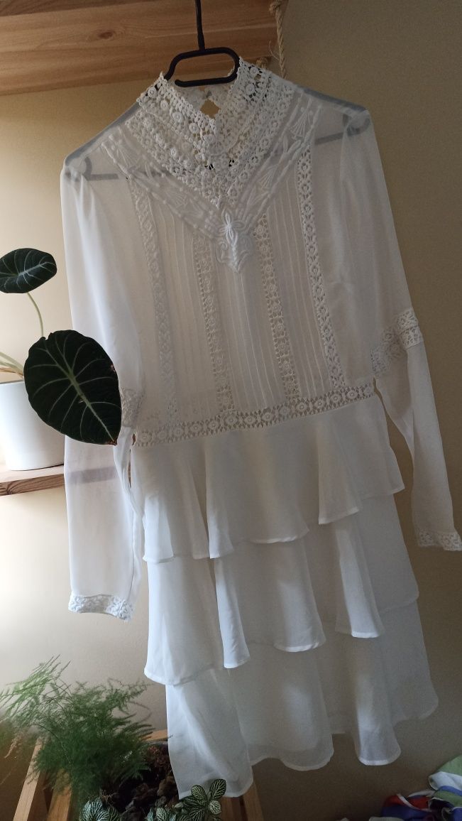 Biała falbaniasta sukienka z ażurem i stójka