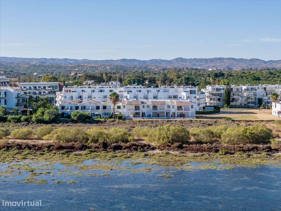 Moradia na 1º linha da  Ria Formosa, no  Resort Golden Club Cabanas de