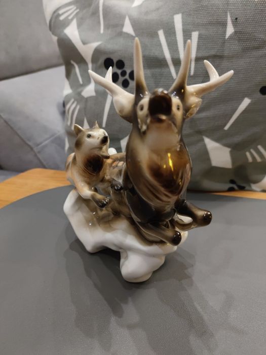 Figura porcelanowa jeleń z wilkiem Royal Dux  Czechoslovakia