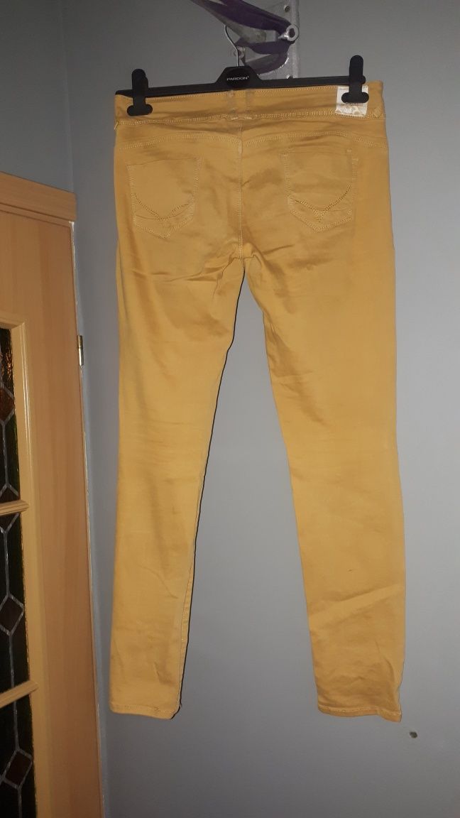 Musztardowe spodnie jeans