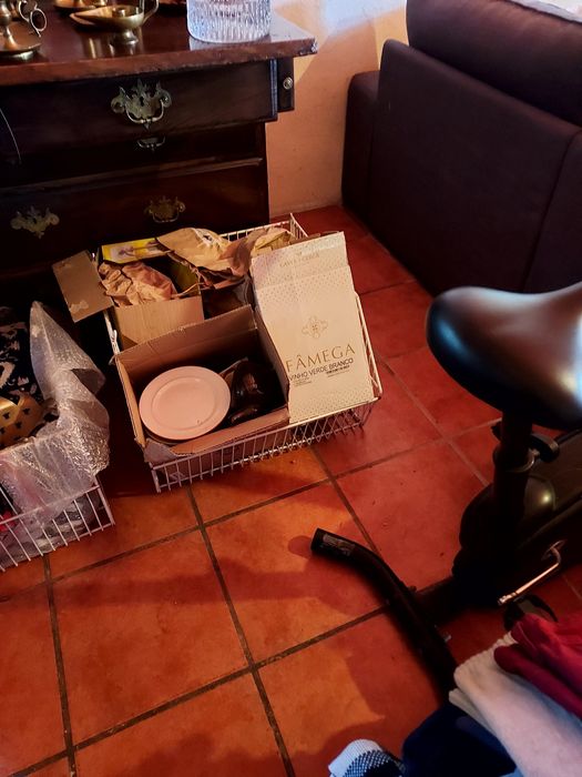 2 cestos cheio de coisas de casa