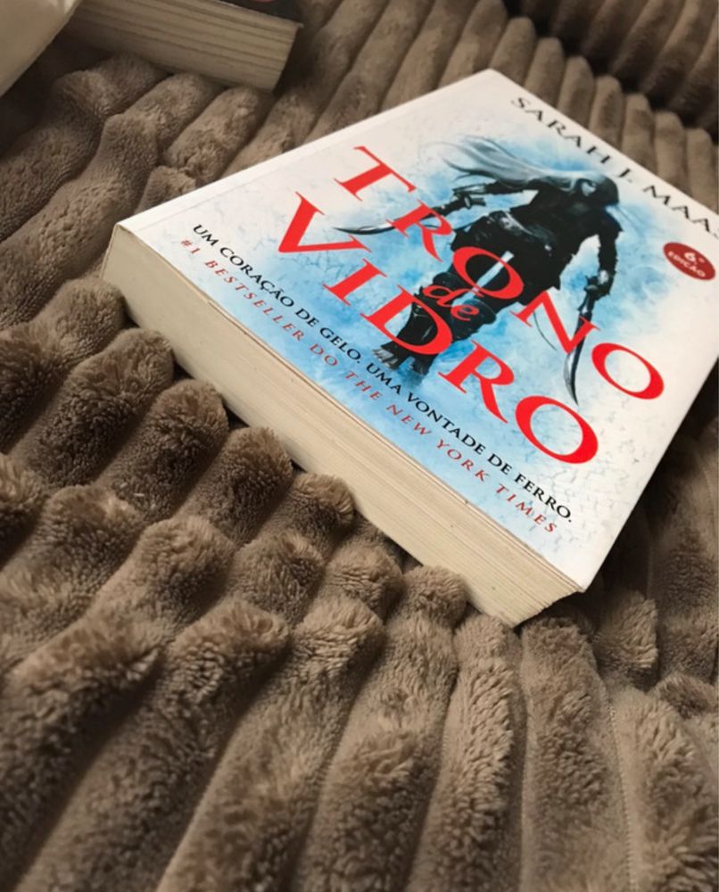 Livro “Trono de Vidro” Sarah J. Maas