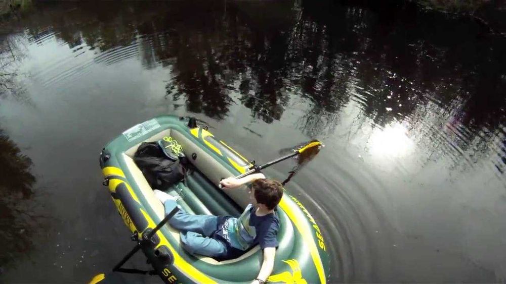 Надувная лодка двухместная с веслами и насосом. Човен.  По типу Барк