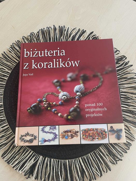 Biżuteria z koralików, Juju Vail