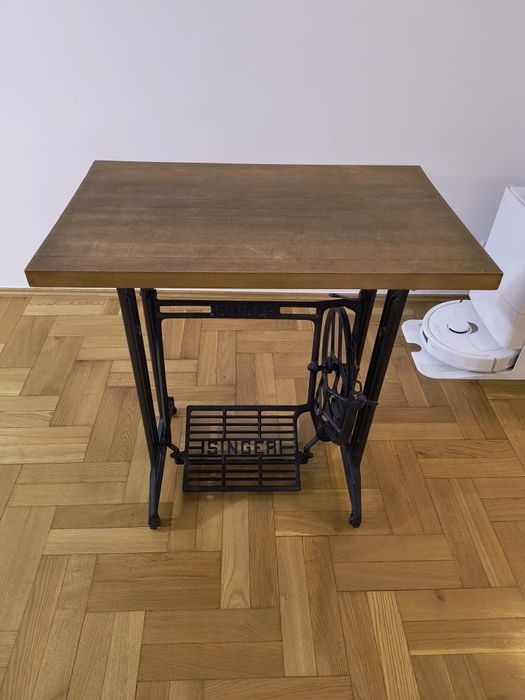 Stolik z nóżkami po maszynie Singer