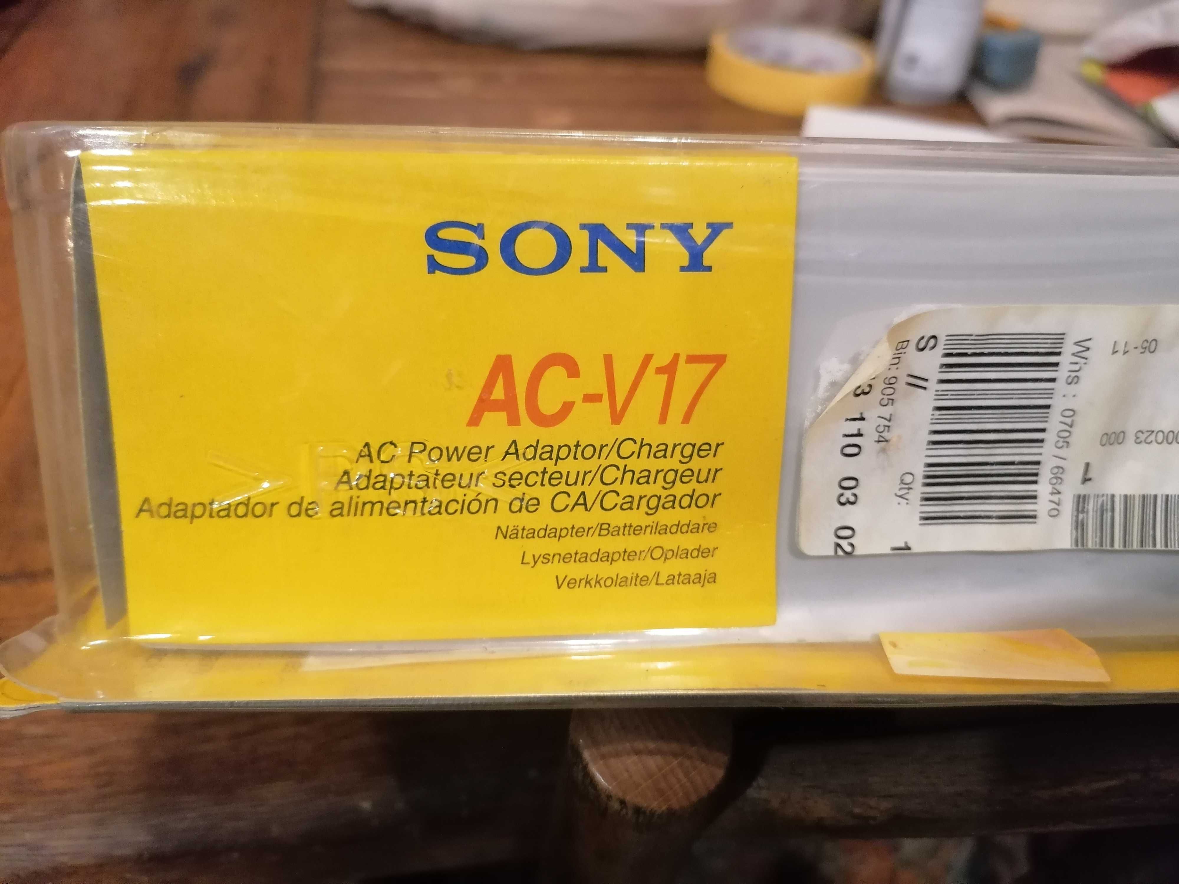 SONY - Зарядний пристрій AC-V17 оригинал.