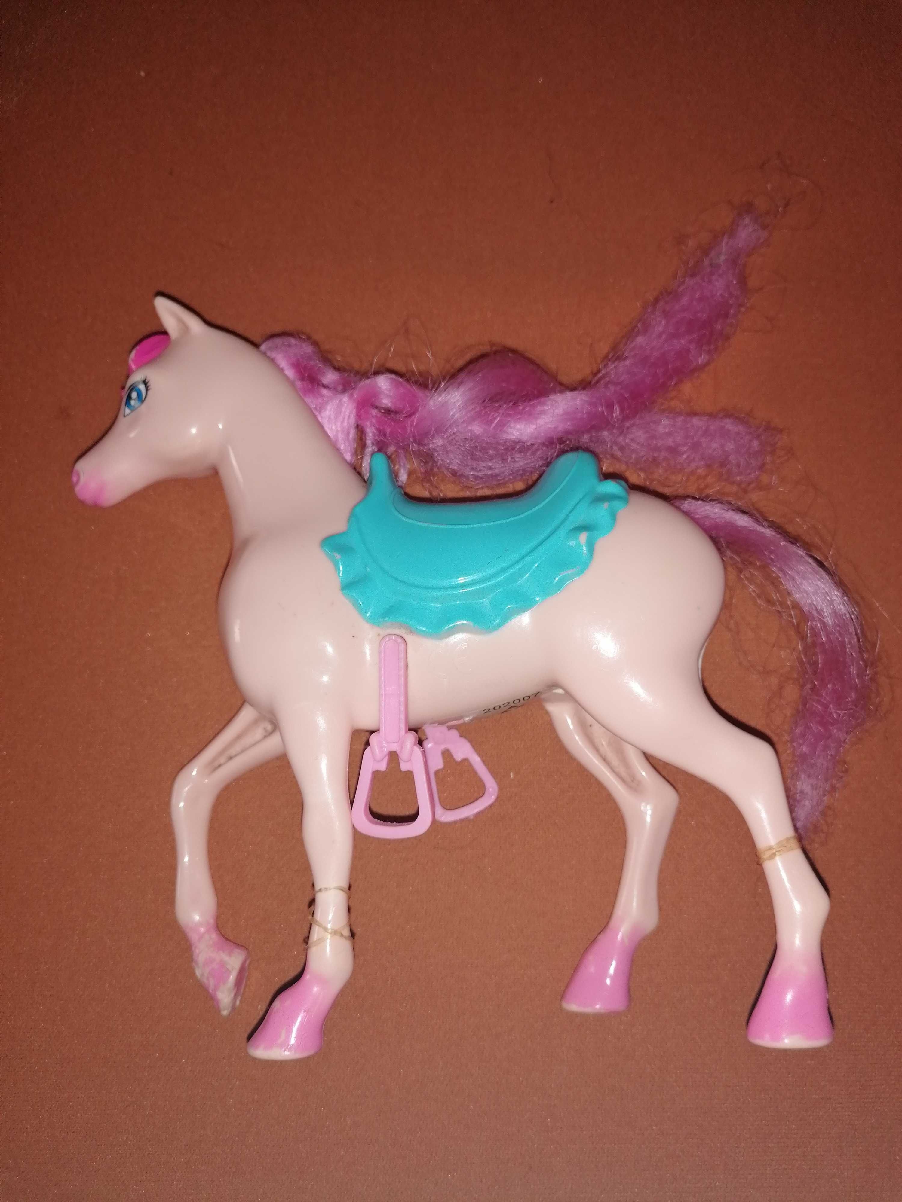 Konik dla lalki Barbie. Koń plastikowy, kremowy zielone siodło.