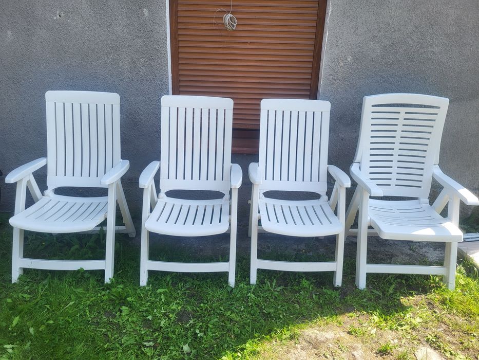 Plastikowe rozkładane krzesła białe