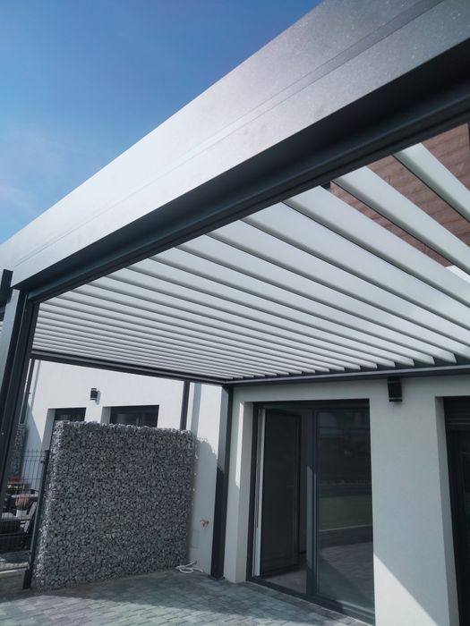 Pergola aluminiowa z dachem lamelowym otwieranym automatycznie, rolety