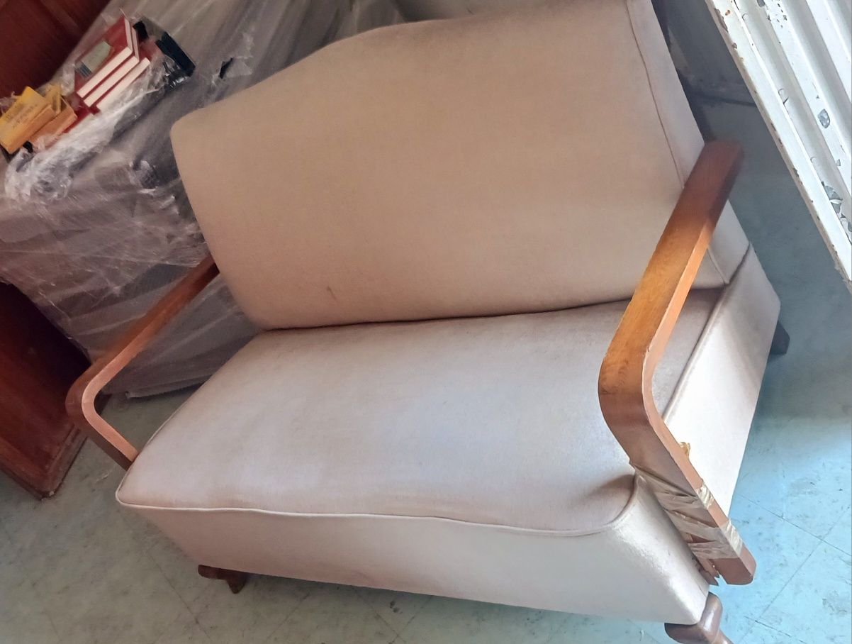 Sofa com braços em madeira