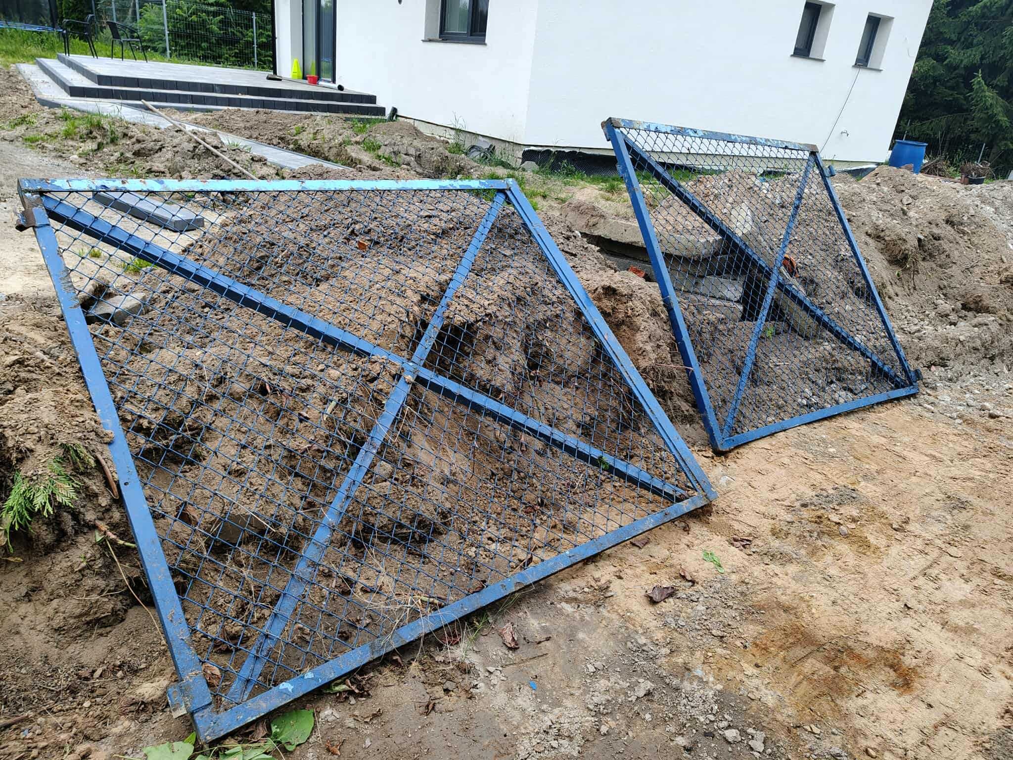 Brama wjazdowa, słupy, zawiasy