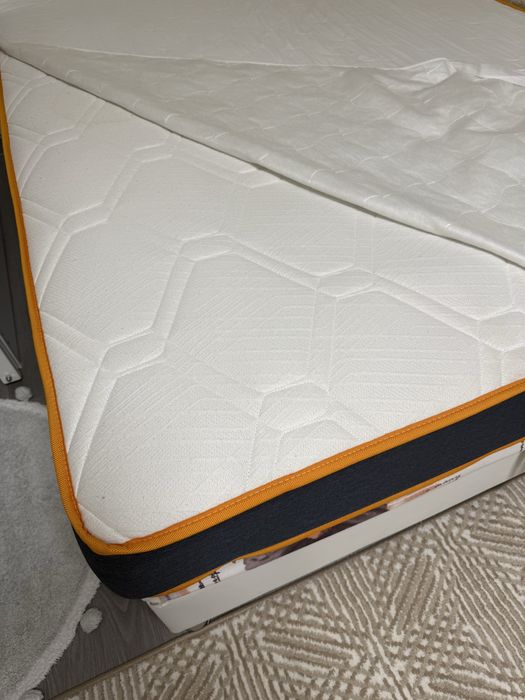 Продам ліжко у відміному стані розмір 140 на 200 см