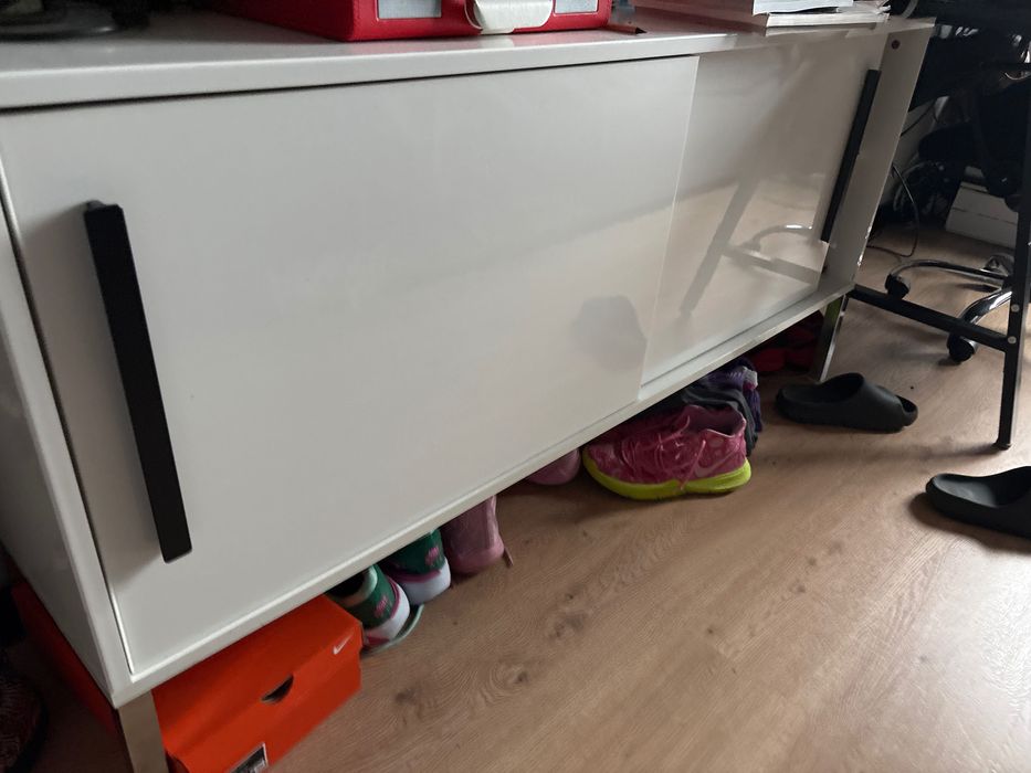 Szafka biała Ikea / pod tv /biały połysk. 
 150 dług. 39 szer. 74 wys.