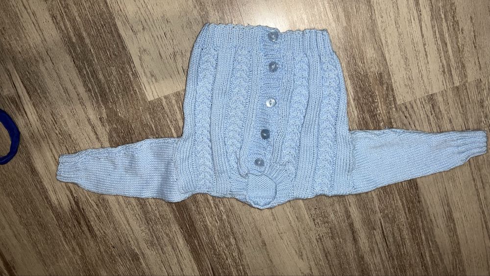 Niebueski sweterk retro hand nade niemowlę 74-80 cm