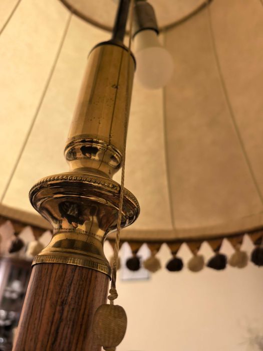 Lampa stojąca retro beżowa brązowa złota abażur z frędzlami antyk