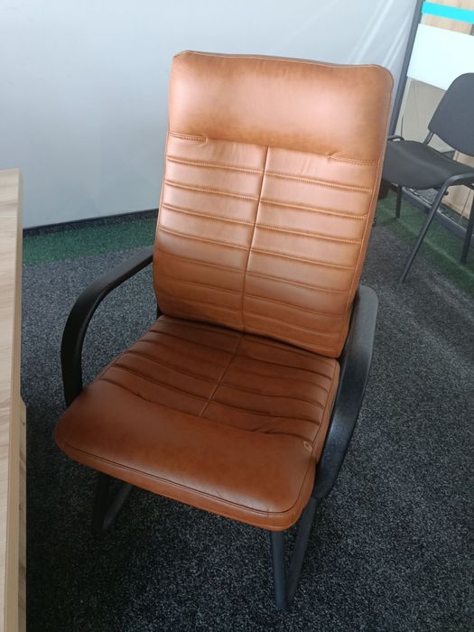 Продам офісні крісла