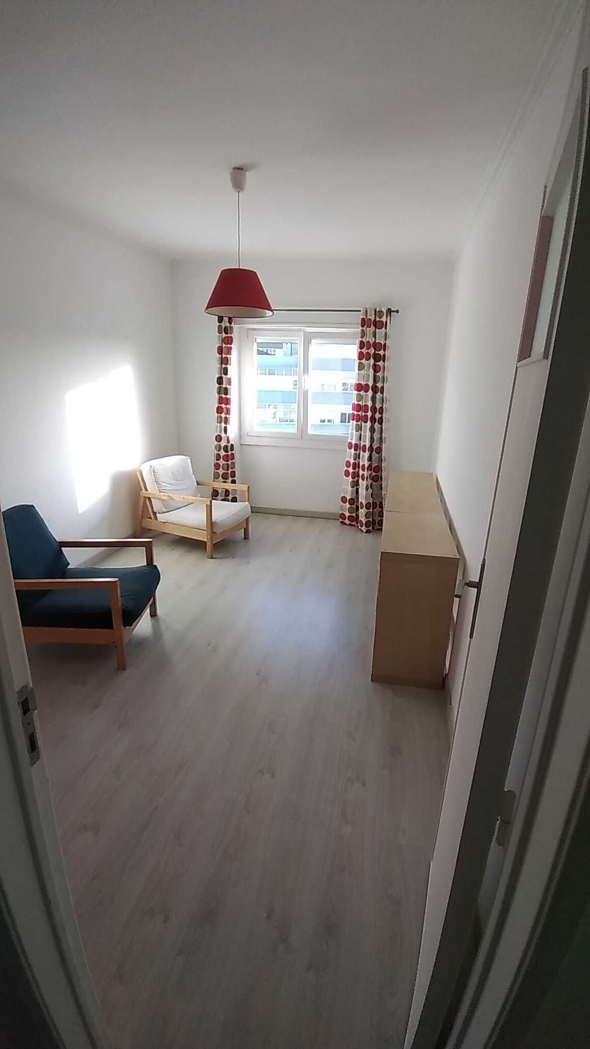 Rent / Arrendo apartamento com 2 quartos na Pontinha próximo do metro