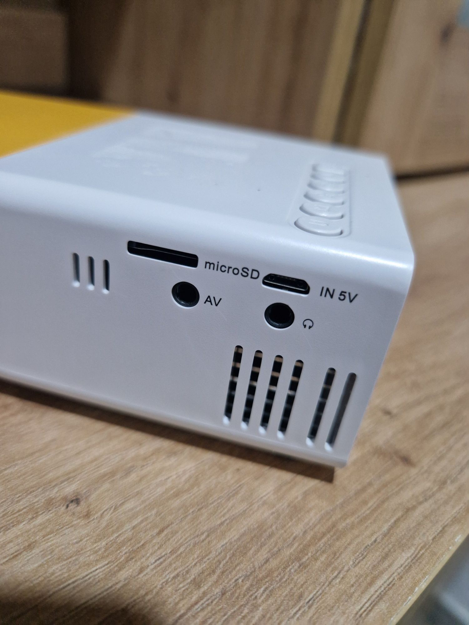 Projector portátil Full HD.  Novo