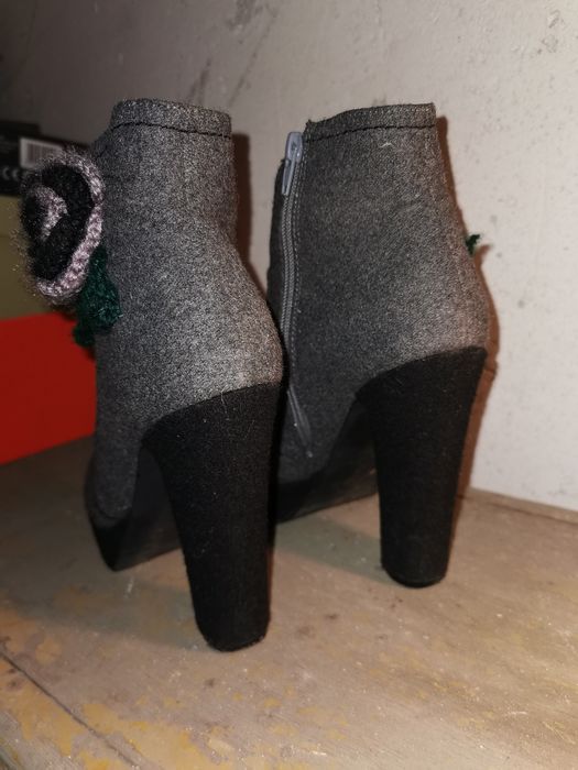 Szare botki na obcasie