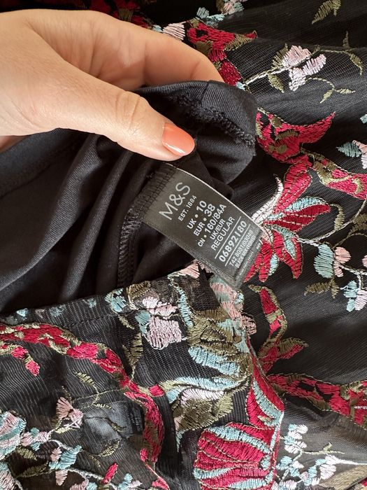 Dwurzedowa sukeinka z haftowanymi kwiatami m&s M