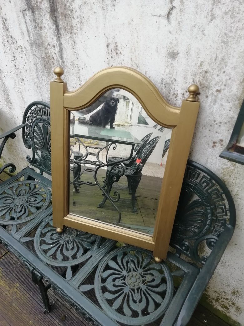 Espelho antigo pintado de dourado