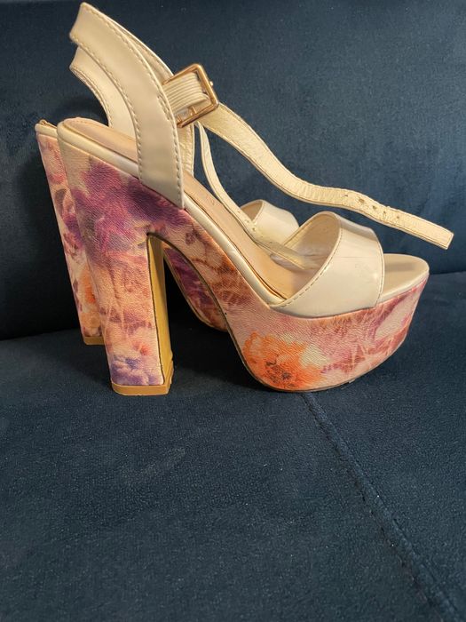 Sprzedam sandały na wysokim obcasie