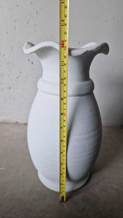 Jarra branca de cerâmica