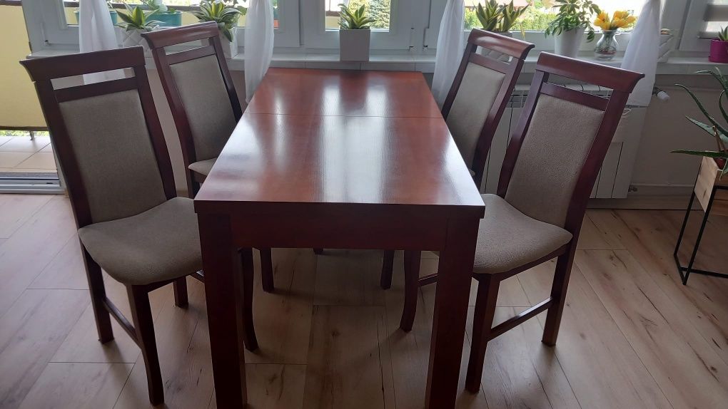 Stół z 4 krzesłami kpl.