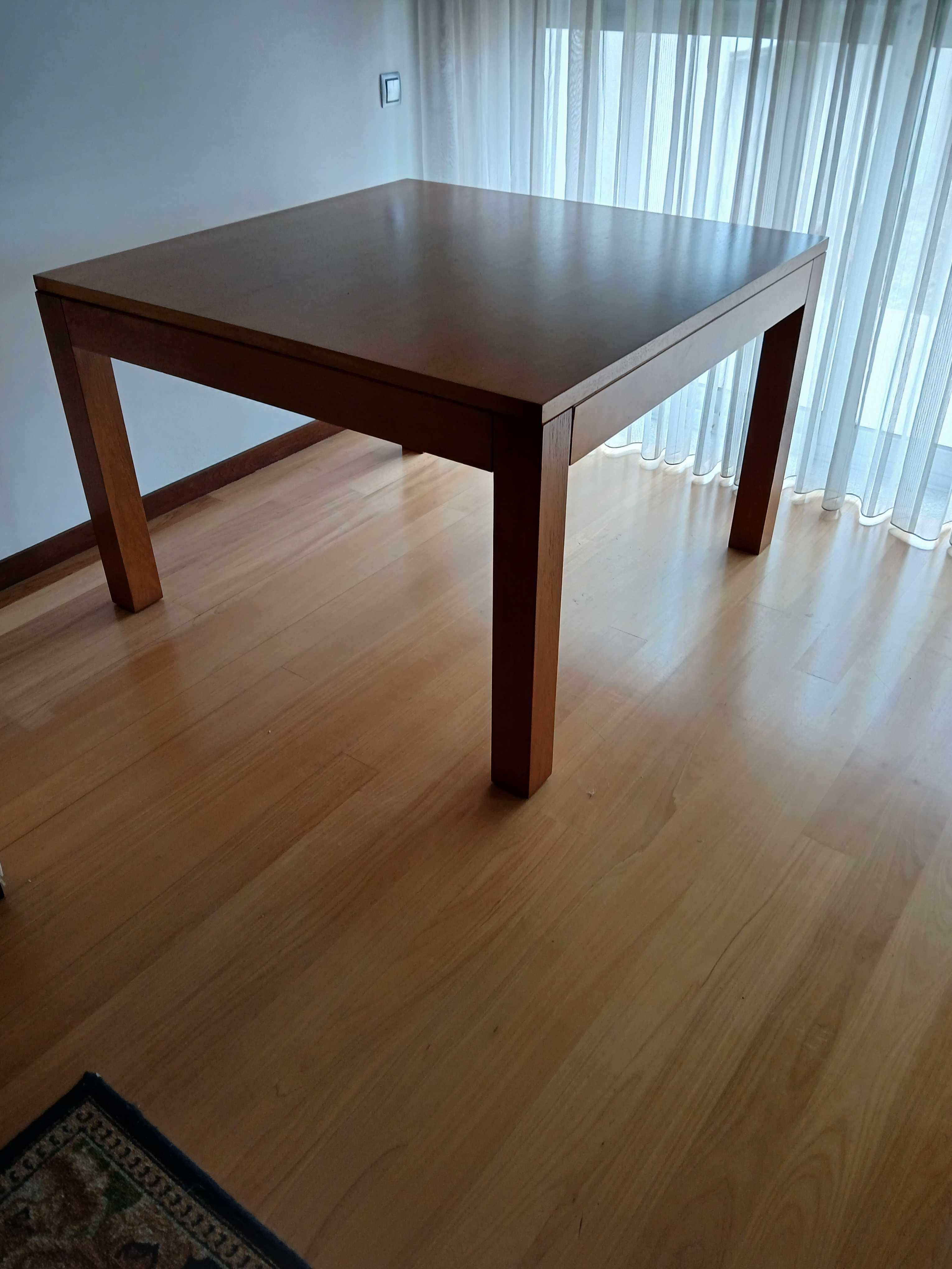 Mesa de sala de jantar em cerejeira