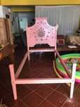 Cama de solteiro antiga com pintura típica