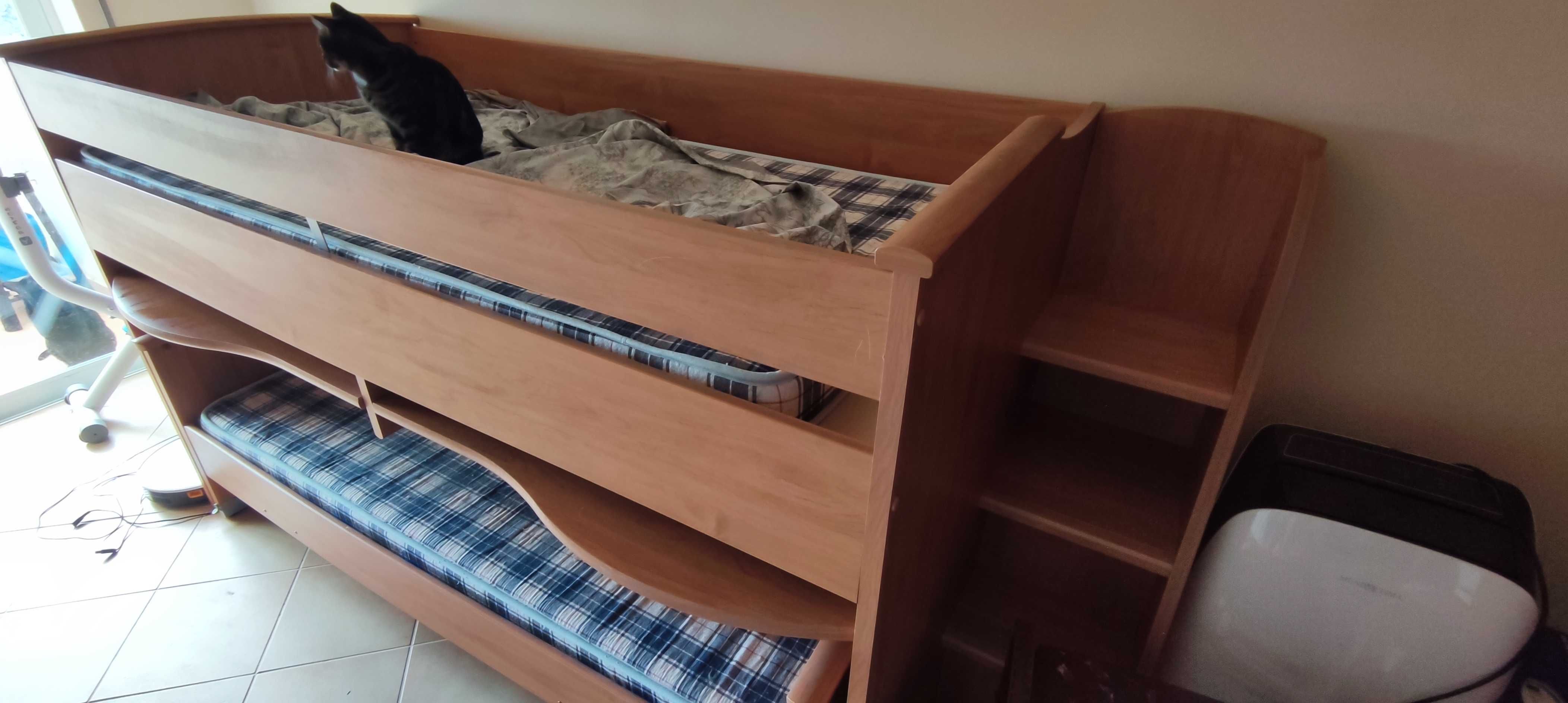 Beliche com secretária e cama inferior removível