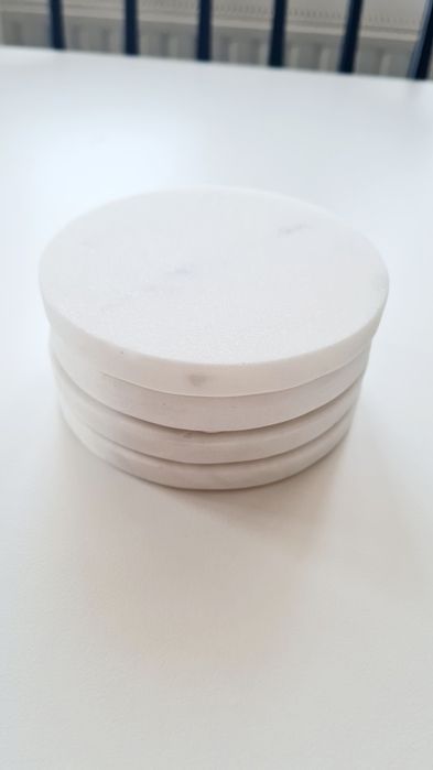 Marmurowe podkładki Westwing  białe, zestaw eleganckich podstawek